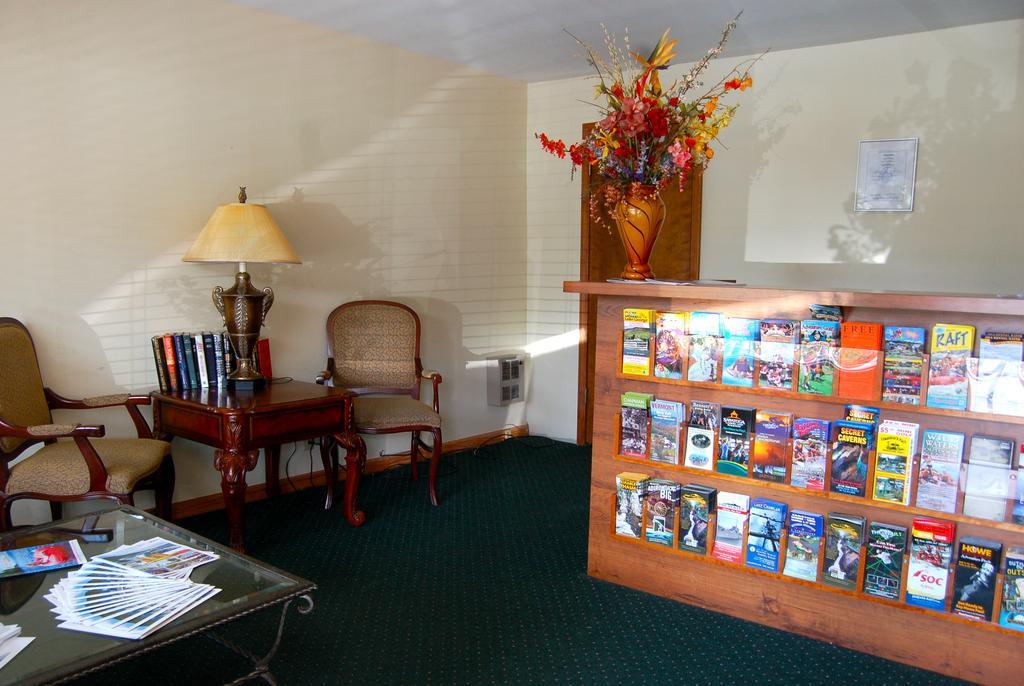 Wakita Court Motel Куинсбъри Екстериор снимка