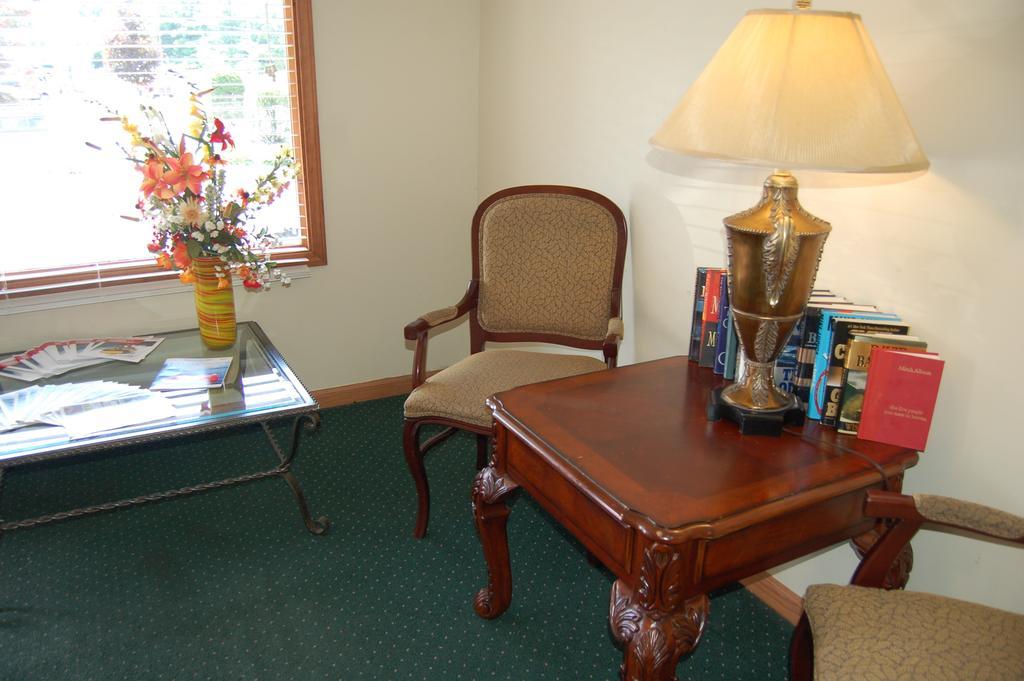 Wakita Court Motel Куинсбъри Екстериор снимка