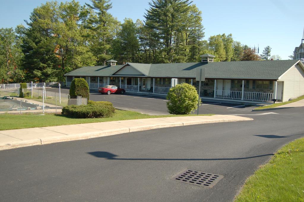 Wakita Court Motel Куинсбъри Екстериор снимка