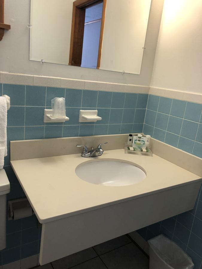 Wakita Court Motel Куинсбъри Екстериор снимка
