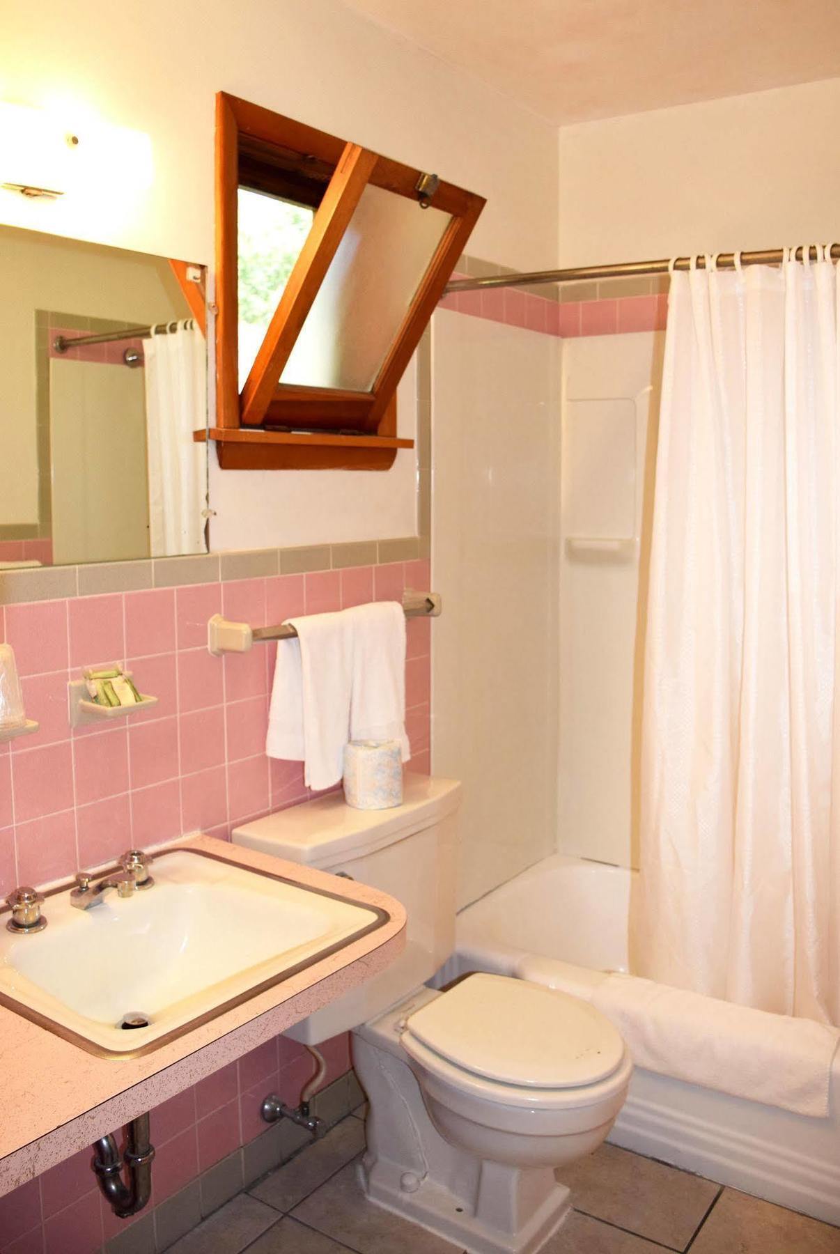 Wakita Court Motel Куинсбъри Екстериор снимка